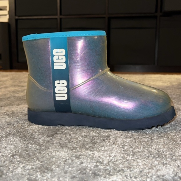 ✨BLACK FRIDAY SALE✨
UGG® Classic Clear Mini II Boot -Big Kid - Blue - Picture 2 of 2